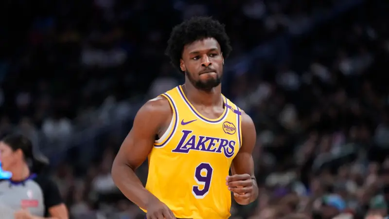 ▲湖人後衛「皇子」Bronny James在出賽4場後場均僅繳出1分，便隨即遭湖人下放發展聯盟。（圖／美聯社／達志影像）