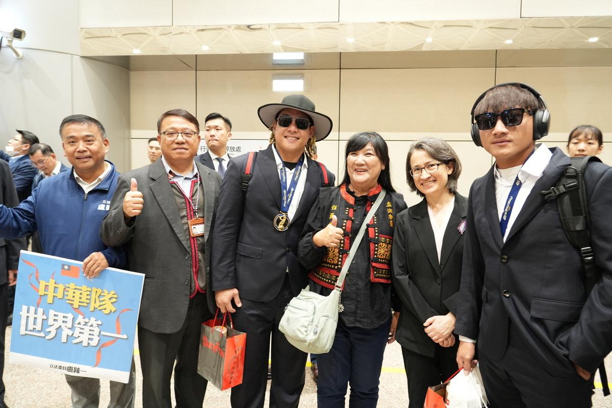蕭副總統、原民會杜副主委(左2)、伍麗華委員、盧縣一委員、吉力吉撈．鞏冠（排灣族）、吳俊偉（排灣族）合照。 圖：原民會提供