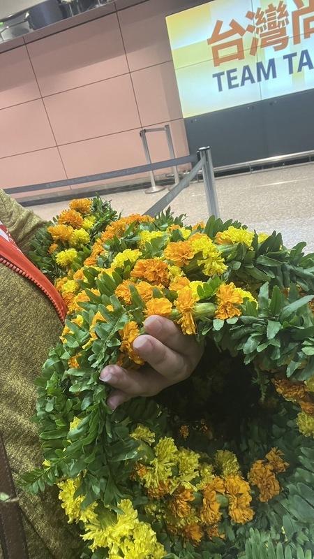 部落的長者趕工做了30個原住民花環，再由原民立委伍麗華的兒子坐高鐵直奔台北送上來，讓她帶到機場去迎接原住民選手返台。 圖：伍麗華辦公室提供