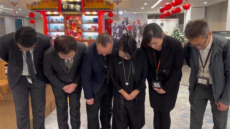 采盟董事長古素琴26日率幹部鞠躬道歉，但卻搞不清楚道歉對象，說「我們將主動和中華職棒聯盟...叫什麼？」，再度引爆球迷怒火，痛批完全看不到誠意。 圖：翻攝自采盟臉書