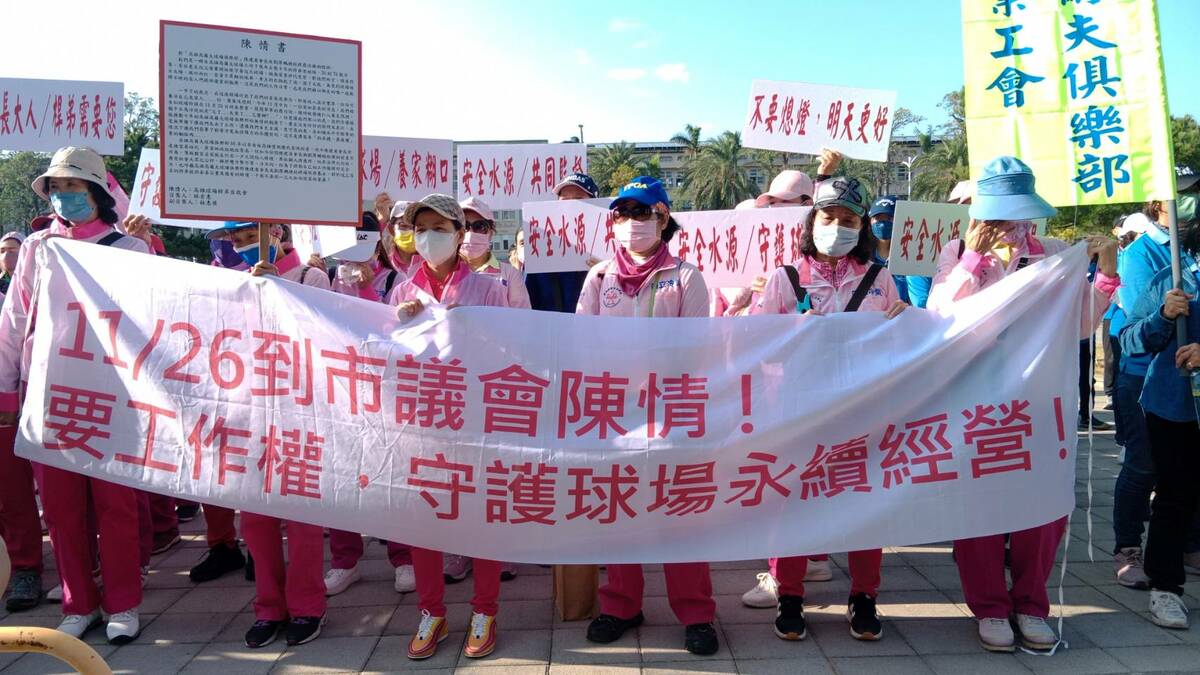 上百名高雄高爾夫球場桿娣到議會前陳情爭工作權。 圖：孫家銘攝