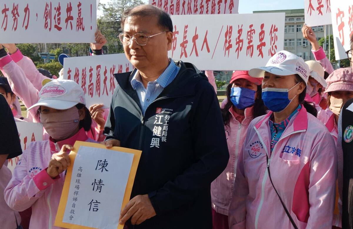 江健興(中)出面接下陳情書並承諾盡力協助保障權益。 圖：孫家銘攝