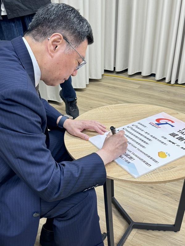 行政院長卓榮泰在「道謝卡」上親自簽名。 圖：行政院提供