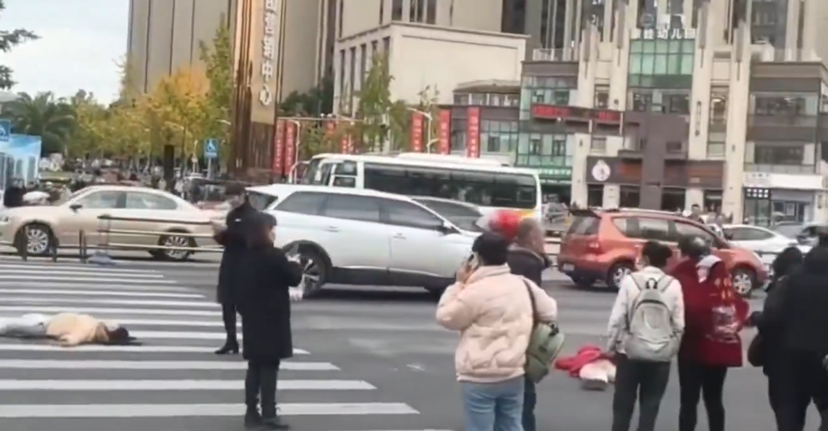 四川內江 25 日上午發生公車撞人事件。 圖：翻攝自昨天 X 帳號