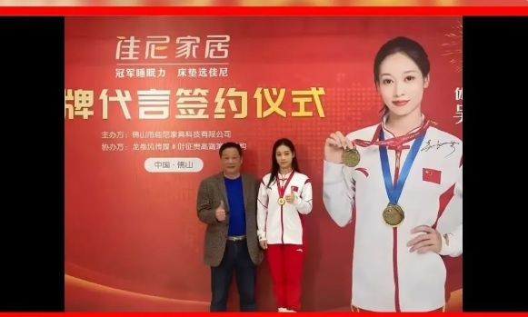 有網友認為，吳柳芳過去曾接過大廠商的代言與廣告，收入應該比一般教師更高，不存在「生活所迫拍攝擦邊影片」的說法。 圖：翻攝自 木蹊說