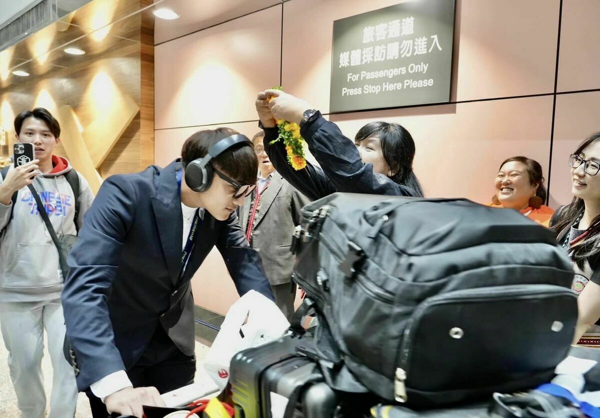 民進黨立委伍麗華為吳俊偉等冠軍選手獻上花環。 圖：翻攝自伍麗華臉書