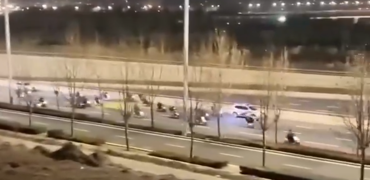 在貴州騎電動摩托車的少年們向交警表示，誰敢沒收電動摩托車就砍死誰，讓交警不敢行動。 圖：翻攝自羅翔 X 帳號