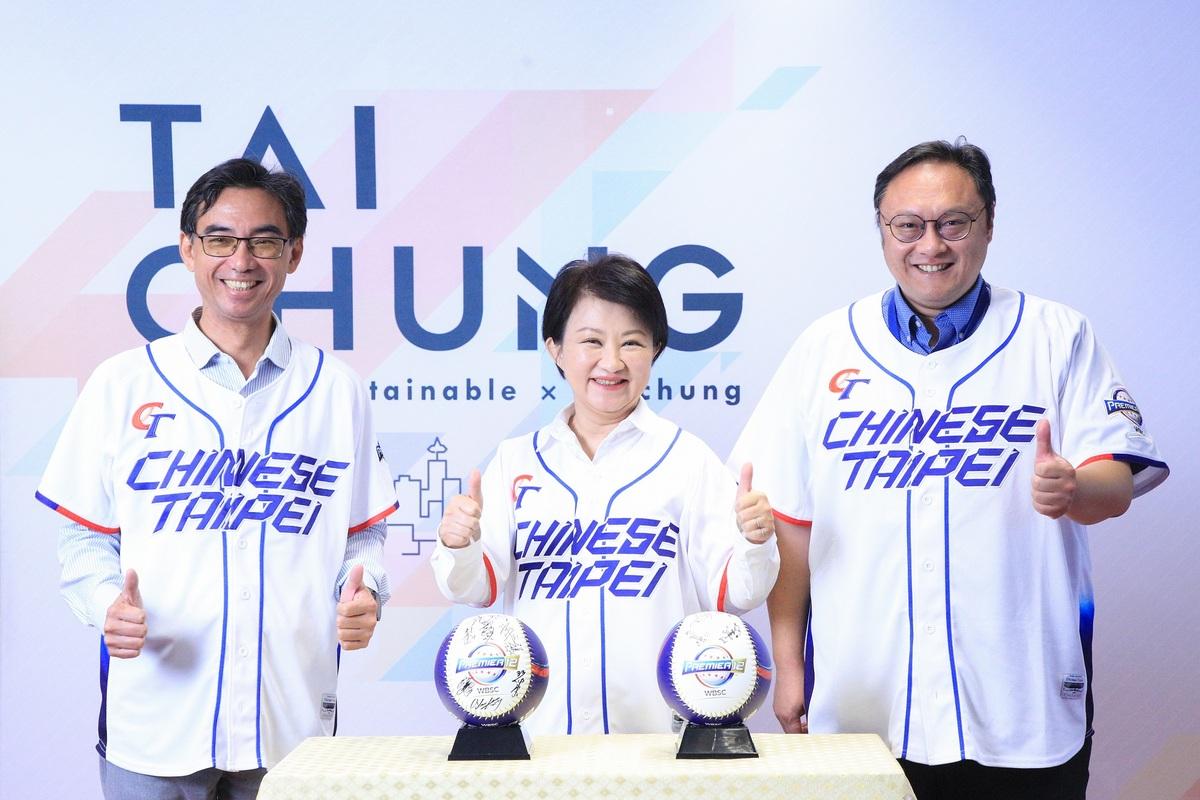 台中市長盧秀燕今（26）日主持市政會議表示，市府及民間推出許多好康，11月30日將於台中購物節活動抽出「六都首顆」Premier 12全隊及啦啦隊CT AMAZE共2顆簽名球，以及現代汽車提供的價值110萬元汽車幸運得主，明起簽名球將展示於市府一樓大廳，歡迎大家參觀。 圖：台中市政府/提供