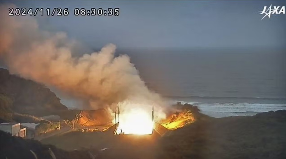 日本宇宙航空研究開發機構26日在鹿兒島進行開發中的小型固體燃料火箭「艾普斯龍S」第二級發動機地面點火試驗，但傳出異常燃燒並引發火災。 圖：JAXA提供