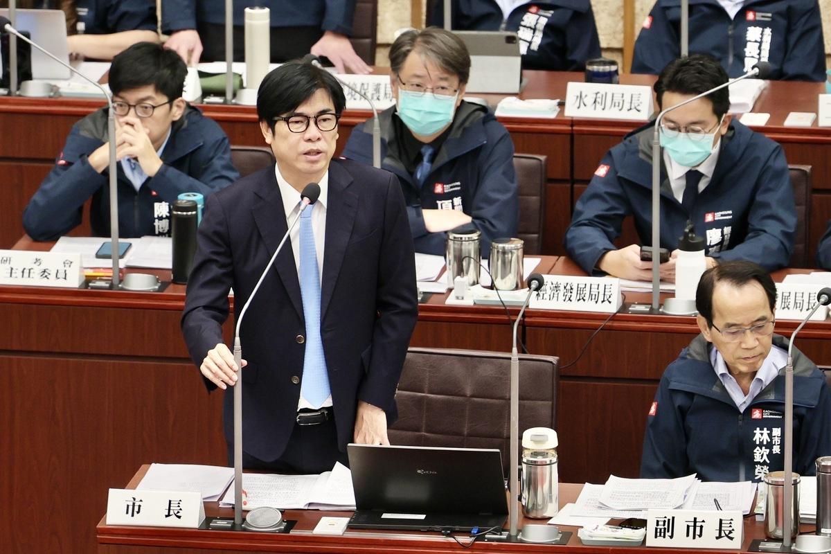陳其邁(前排左)表示將打造全球最有價值半導體產業聚落。 圖：高雄市政府提供