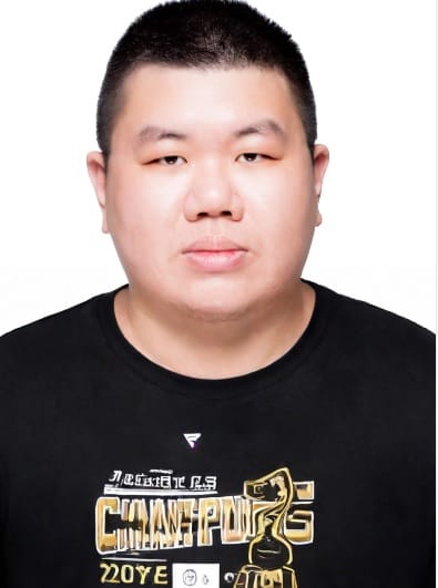 然而，紀念 T 恤沒有海外配送的服務，就有民眾突發奇想，利用 AI 合成過過「穿上同款 T 恤」的乾癮。 圖：新頭殼 合成