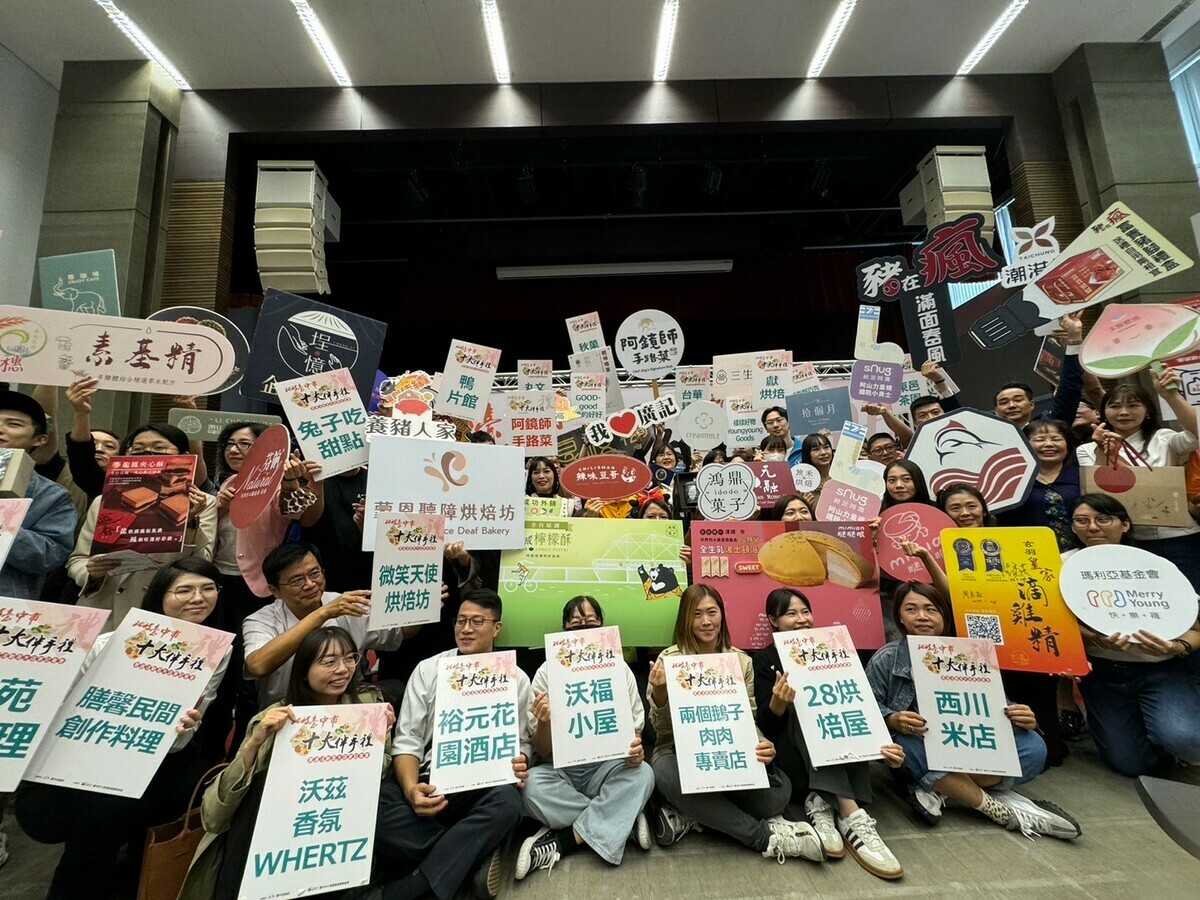 百大店家記者會現場齊聚近80家入圍店家熱情響應。 圖：台中市政府/提供