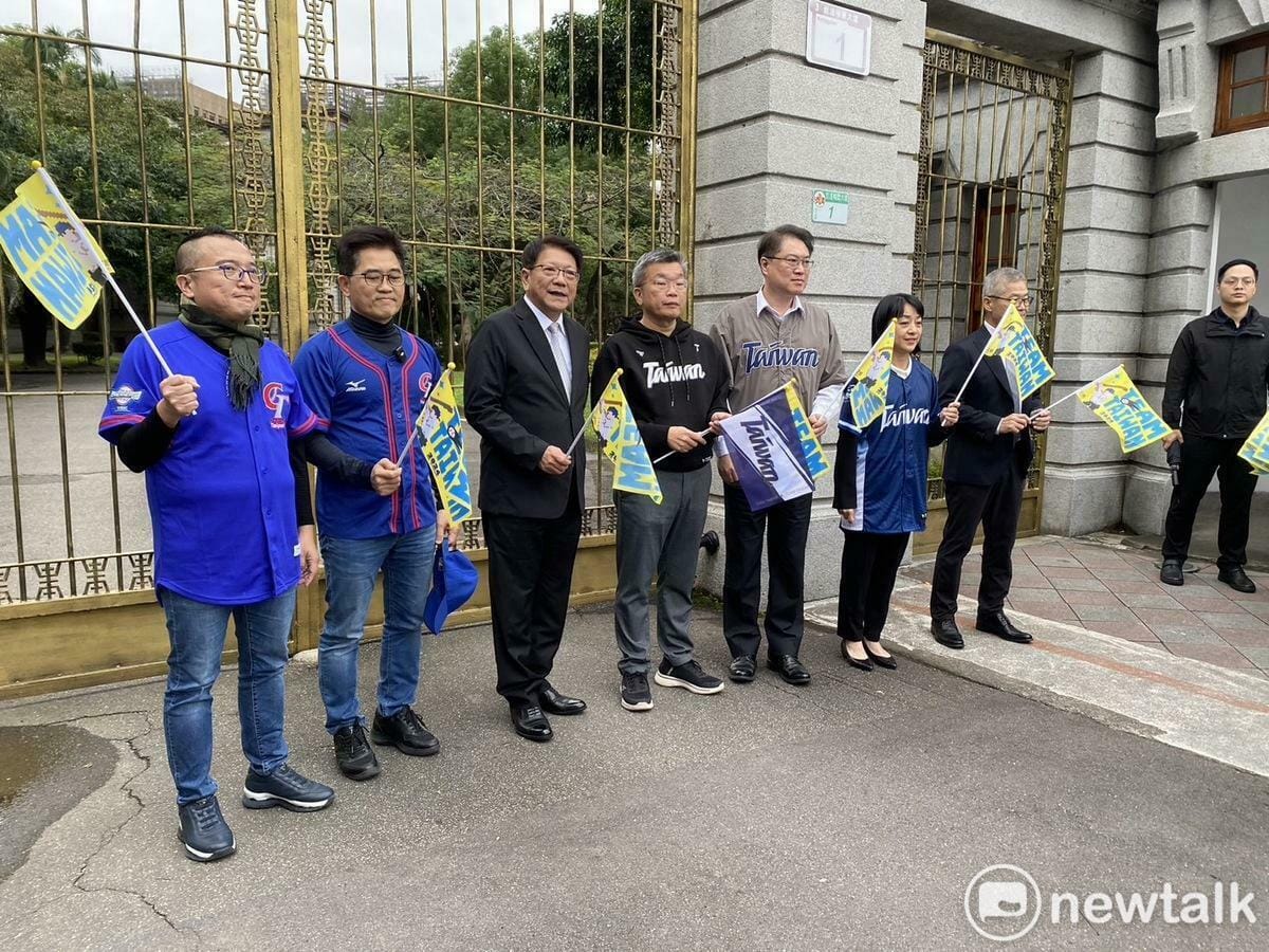 「棒球英雄 台灣尚勇」英雄大遊行下午3時20分出發，為展現朝野政黨不分彼此、全力挺台灣英雄，除總統府秘書長潘孟安（左3）、中職會長蔡其昌（中）及中職秘書長楊清瓏（右1）到起點歡送台灣英雄外，也邀藍綠白三黨秘書長黃健庭（左2）、林右昌（右3）、周榆修（左1）及時代力量黨主席王婉諭（右2），在出發點一起揮舞旗幟，給台灣英雄鼓勵。 圖：周煊惠 / 攝