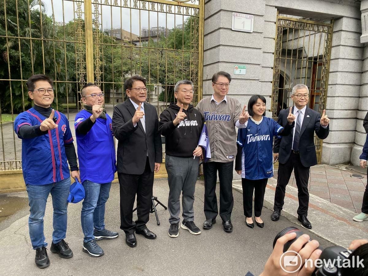 「棒球英雄 台灣尚勇」英雄大遊行下午3時20分出發，為展現朝野政黨不分彼此、全力挺台灣英雄，除總統府秘書長潘孟安（左3）、中職會長蔡其昌（中）及中職秘書長楊清瓏（右1）到起點歡送台灣英雄外，也邀藍綠白三黨秘書長黃健庭（左2）、林右昌（右3）、周榆修（左1）及時代力量黨主席王婉諭（右2），在出發點一起揮舞旗幟，給台灣英雄鼓勵。 圖：周煊惠 / 攝