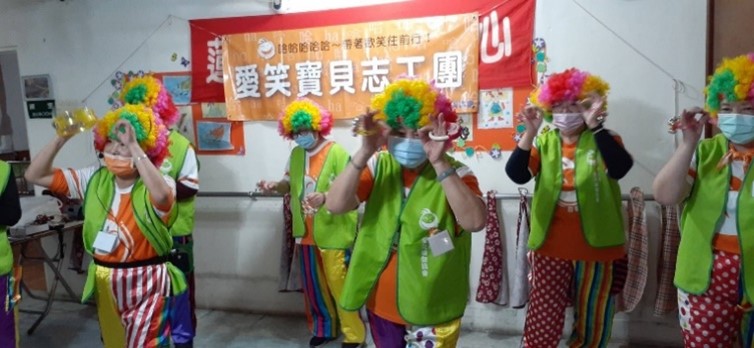 「愛笑寶貝志工團」發揮以老扶老精神，長輩們走出家門、身體力行服務其他長輩。 圖：新北市愛笑瑜珈協會／提供
