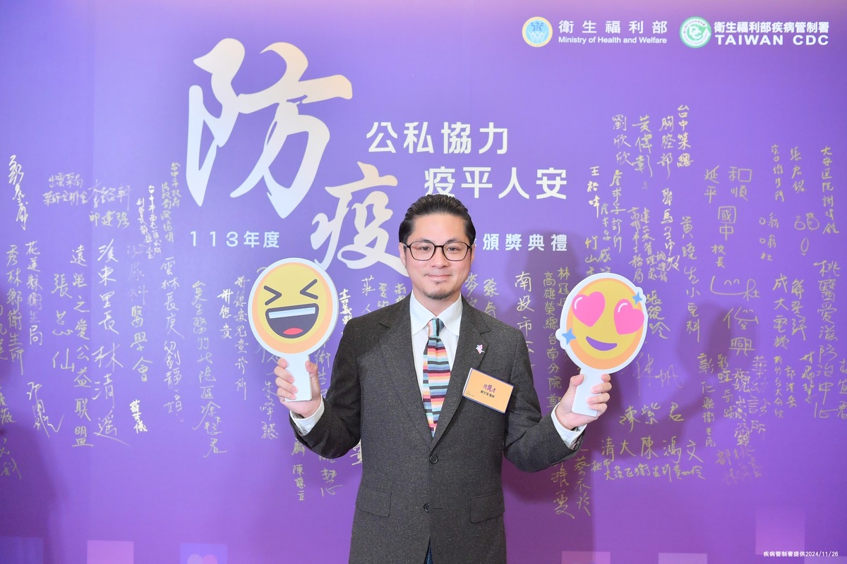 顧醫師以「甲板船醫」身分，幽默宣導性健康，獲高度肯定。 圖：疾管署 /  提供