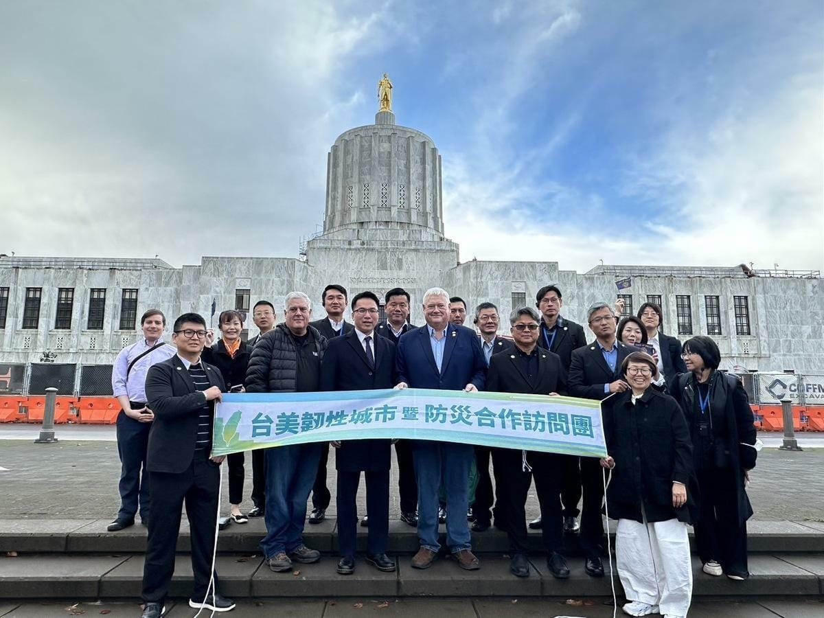 林智鴻與警消救災志工大隊拜會美國奧勒岡州眾議院。 圖：林智鴻服務處提供