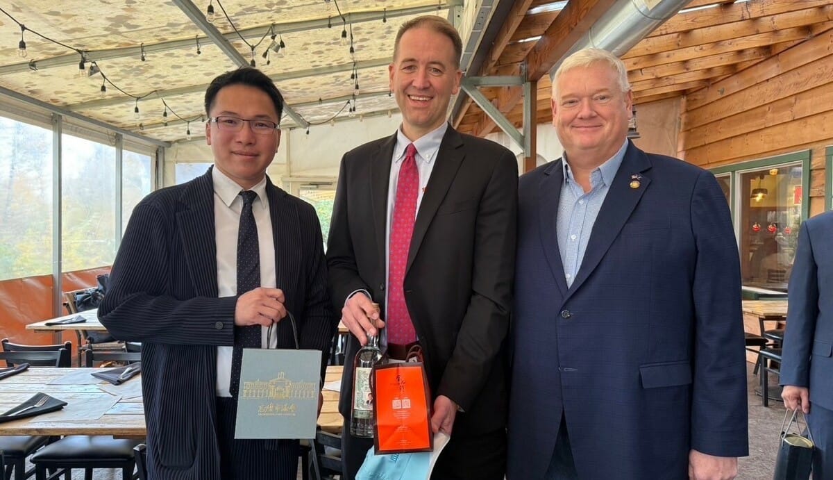 林智鴻(左)致贈賴清德、蕭美琴就職紀念高粱酒給Paul Evans(右)與Tobias Read(中)。 圖：林智鴻服務處提供