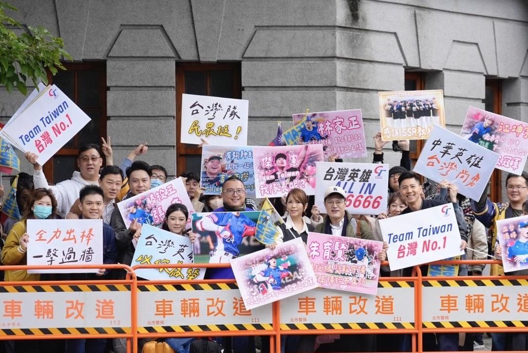 民眾黨秘書長周榆修手拿著台灣隊長陳傑憲在對日本冠軍戰擊出3分砲後，手在胸口筆畫一個框的照片，截掉頭後，顯示可以是任何一個人，卻意外引發爭議。 圖：翻攝陳智菡臉書