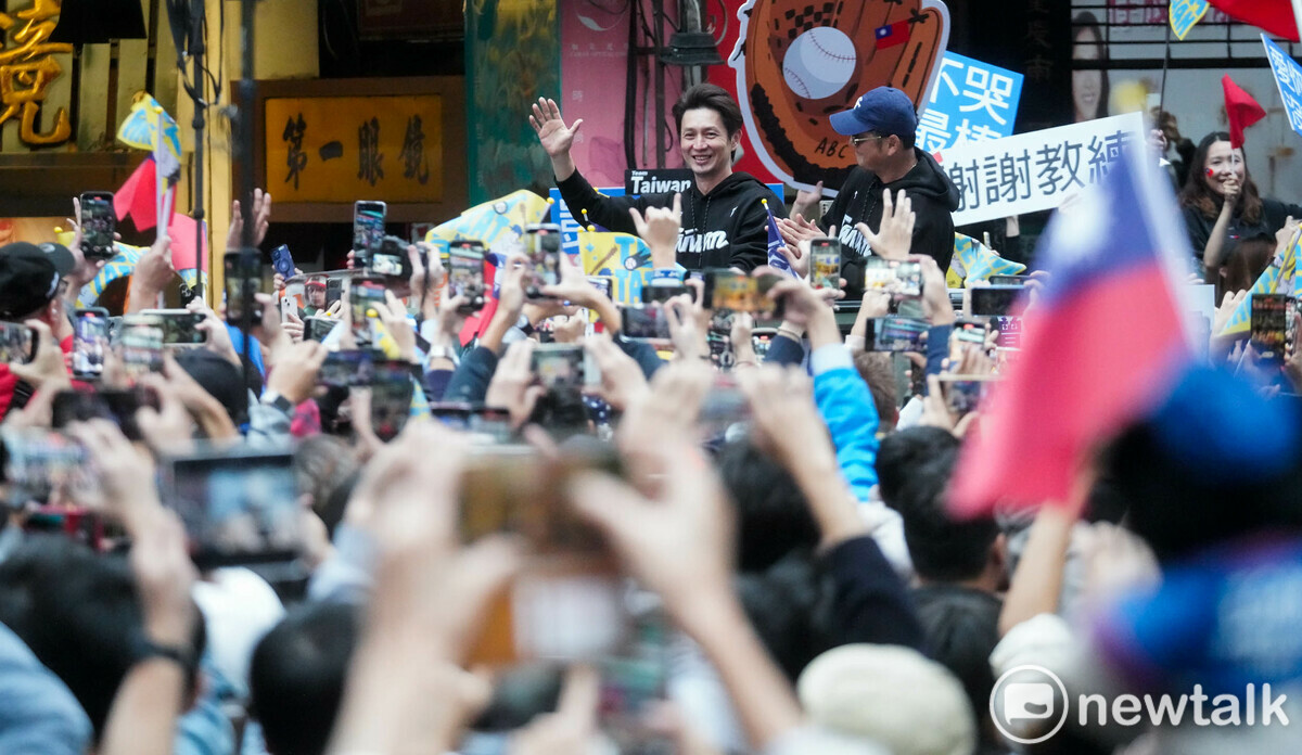 民眾們拿出手機拍下教練群，感謝教練群的付出，讓台灣隊在這次的世界12 強棒球錦標賽登上冠軍寶座。 圖：張良一/攝