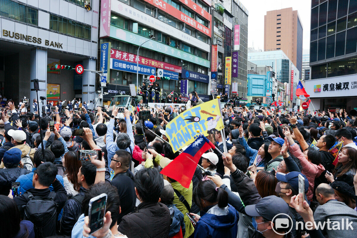 民眾夾道歡迎台灣英雄，場面相當熱烈。 圖：張良一/攝