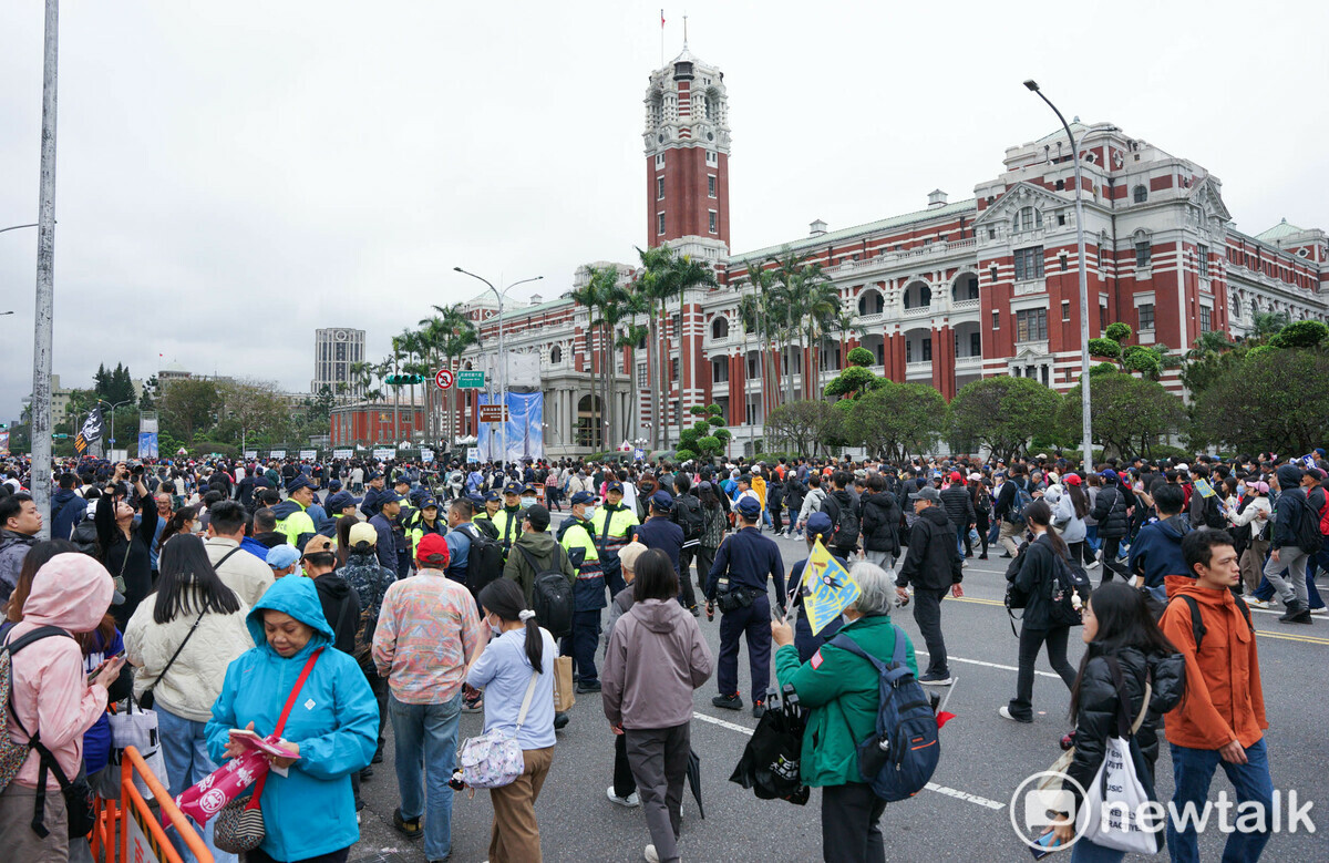 熱情的民眾們跟著台灣英雄走到總統府前。 圖：張良一/攝