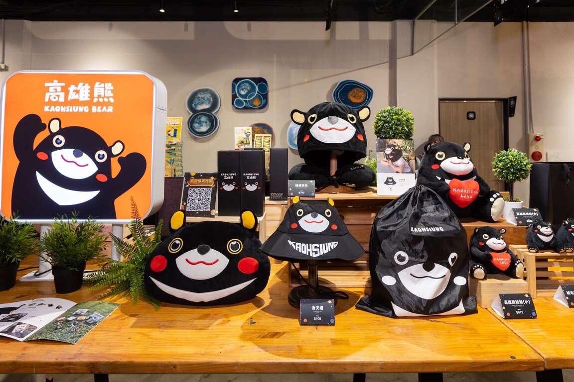 高雄館展示可愛的高雄熊商品。 圖：高雄市觀光局提供