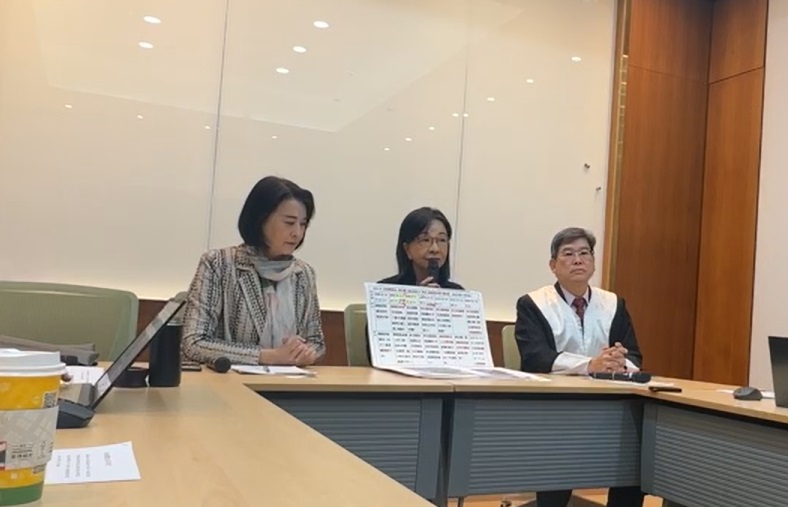 張淑娟在律師與國民黨立委王鴻薇陪同下召開記者會，就媒體人周玉蔻與蔡玉真誹謗案，持續控訴兩人惡行。 圖：擷取自王鴻薇臉書