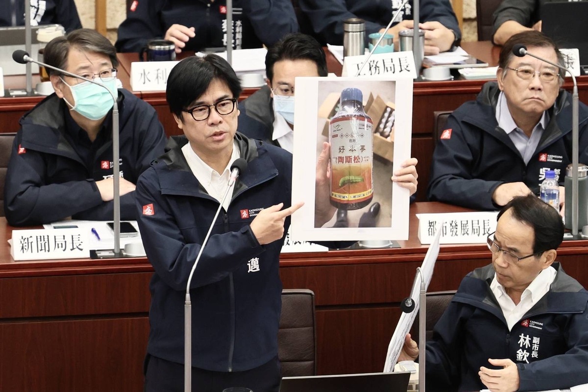 陳其邁在議場拿出「陶斯松」照片手板，表示在球場查獲500多罐。 圖：高雄市政府提供