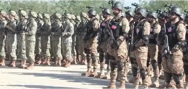 中國與巴基斯坦舉辦聯合反恐軍演，並在軍演期間共同對巴基斯坦的「俾路支解放軍」展開軍事行動，擊斃至少 7 名恐怖分子。 圖：翻攝自 栗子評述