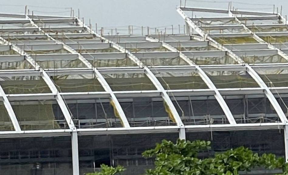 高雄市海洋科技產業新專區深水池新建第二期工程，遭爆廠房屋頂防火工程有問題。 圖：孫家銘翻攝