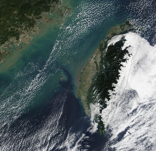 前中央氣象局長鄭明典在臉書上貼出衛星雲圖表示，有很長一段時間，黑水溝很不明顯，加上雲量偏多，感覺很久沒看到黑水溝。 圖：翻攝自鄭明典臉書