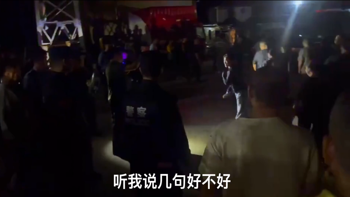 廣東廣州花都區獅嶺鎮韻達快遞網點的工人們，因老闆跑路發起抗議。 圖：翻攝自昨天 X 帳號