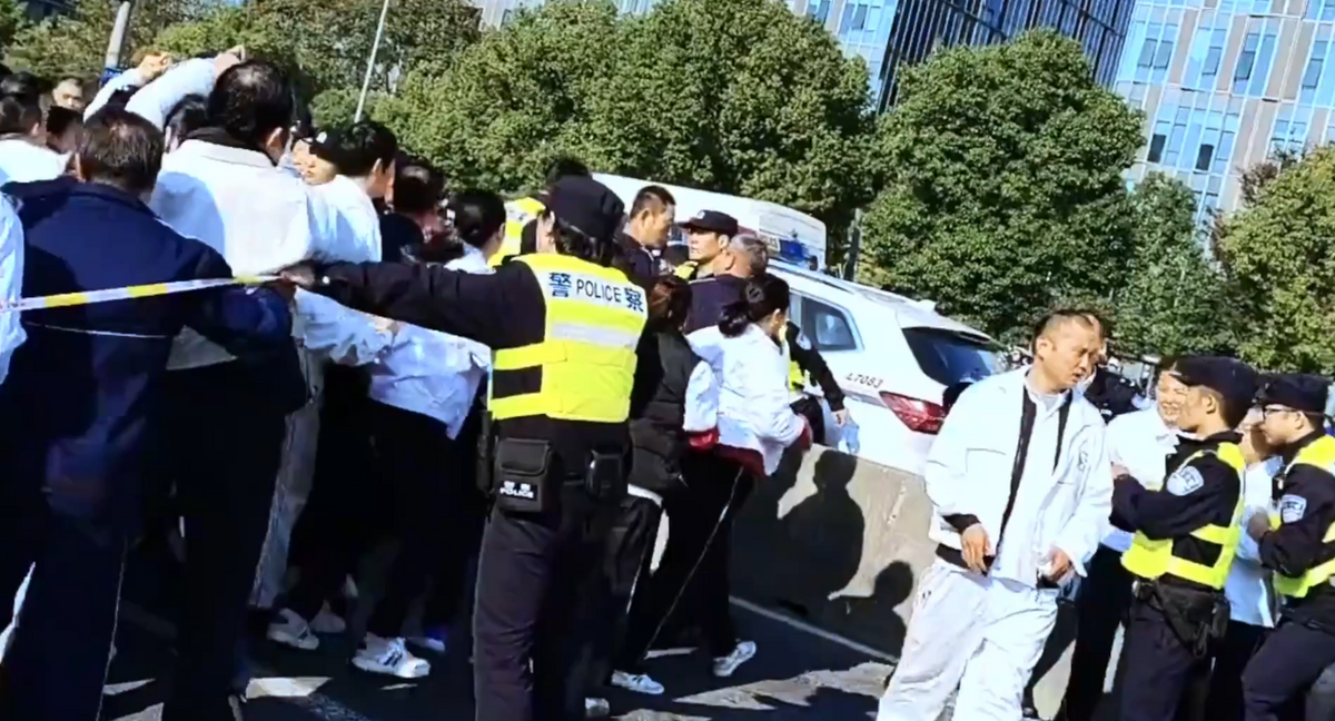 上汽大眾供應商上海國利汽車真皮飾件有限公司的數百名工人，因被拖欠工資和遭遇變相裁員，近日在滬松公路中春路口集體抗議。 圖：翻攝自昨天 X 帳號