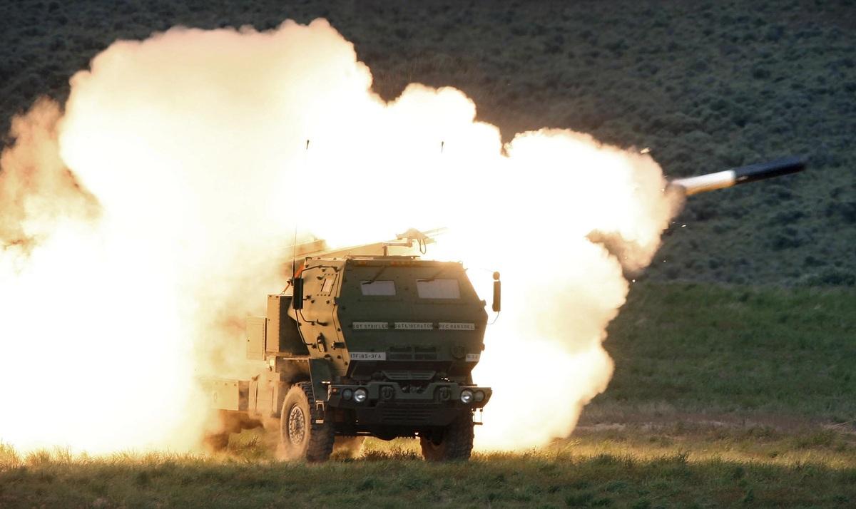 美國海軍陸戰隊演習中使用海馬斯高機動火箭系統射擊。 圖：翻攝US Marine Corps