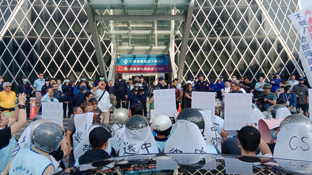中鋼運通工會船員在中鋼大樓前與警方對峙。 圖：孫家銘攝