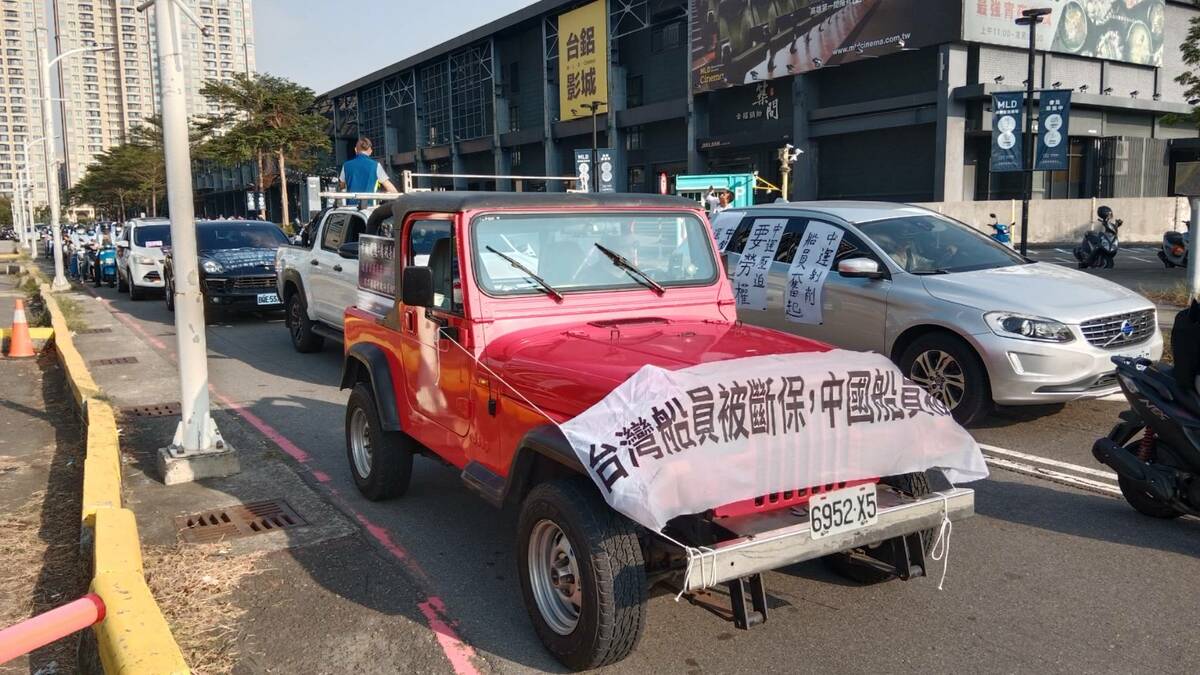 中鋼運通工會動員上百輛汽、機車「包圍繞行」中鋼大樓。 圖：孫家銘攝