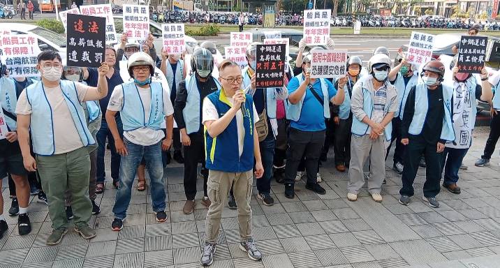 王慶宏(中)率中鋼運通工會船員直搗中鋼集團大樓進行陳抗。 圖：孫家銘攝