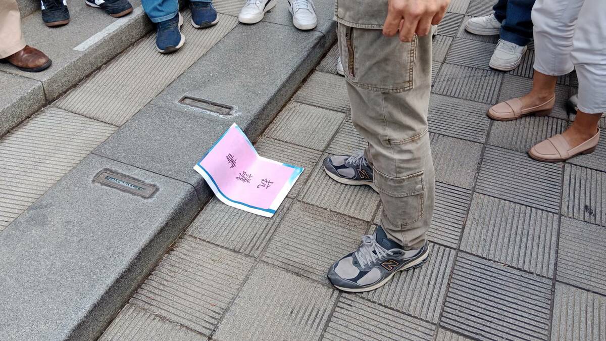 王慶宏認為中鋼出面說明的處長層級太低，將抗議書丟在地上踩踏。