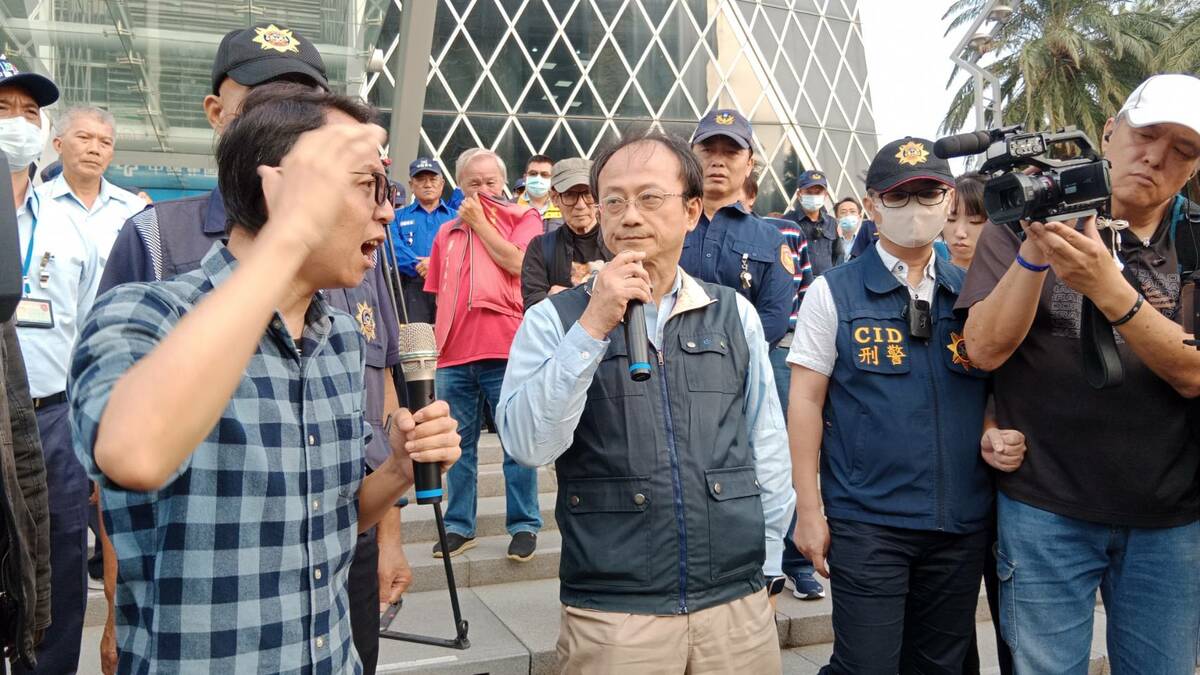 中鋼派出一名處長(中)出面，說明時屢屢被打斷，並被認為層級過低。 圖：孫家銘攝