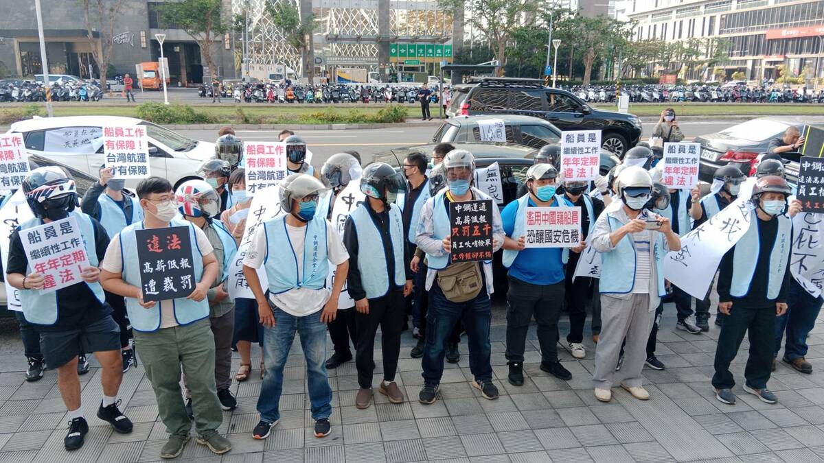 中運工會動員上百輛汽機車到中鋼大樓前陳抗。 圖：孫家銘攝
