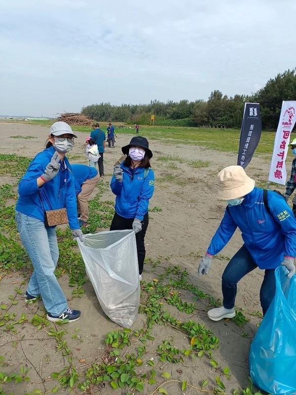 淨灘活動吸引許多團體和民眾約250人共同參與，不分男女老幼一到海灘便挽袖彎身撿拾垃圾，直至預定結束時間還捨不得罷手，活動時間歷時約3小時，共計清理出60大袋。 圖：李建豐提供