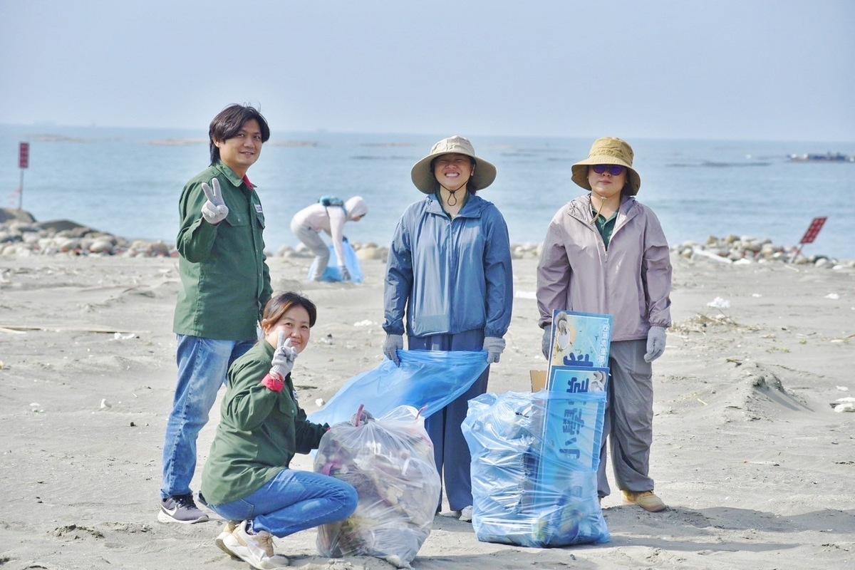 淨灘活動吸引許多團體和民眾約250人共同參與，不分男女老幼一到海灘便挽袖彎身撿拾垃圾，直至預定結束時間還捨不得罷手，活動時間歷時約3小時，共計清理出60大袋。 圖：李建豐提供