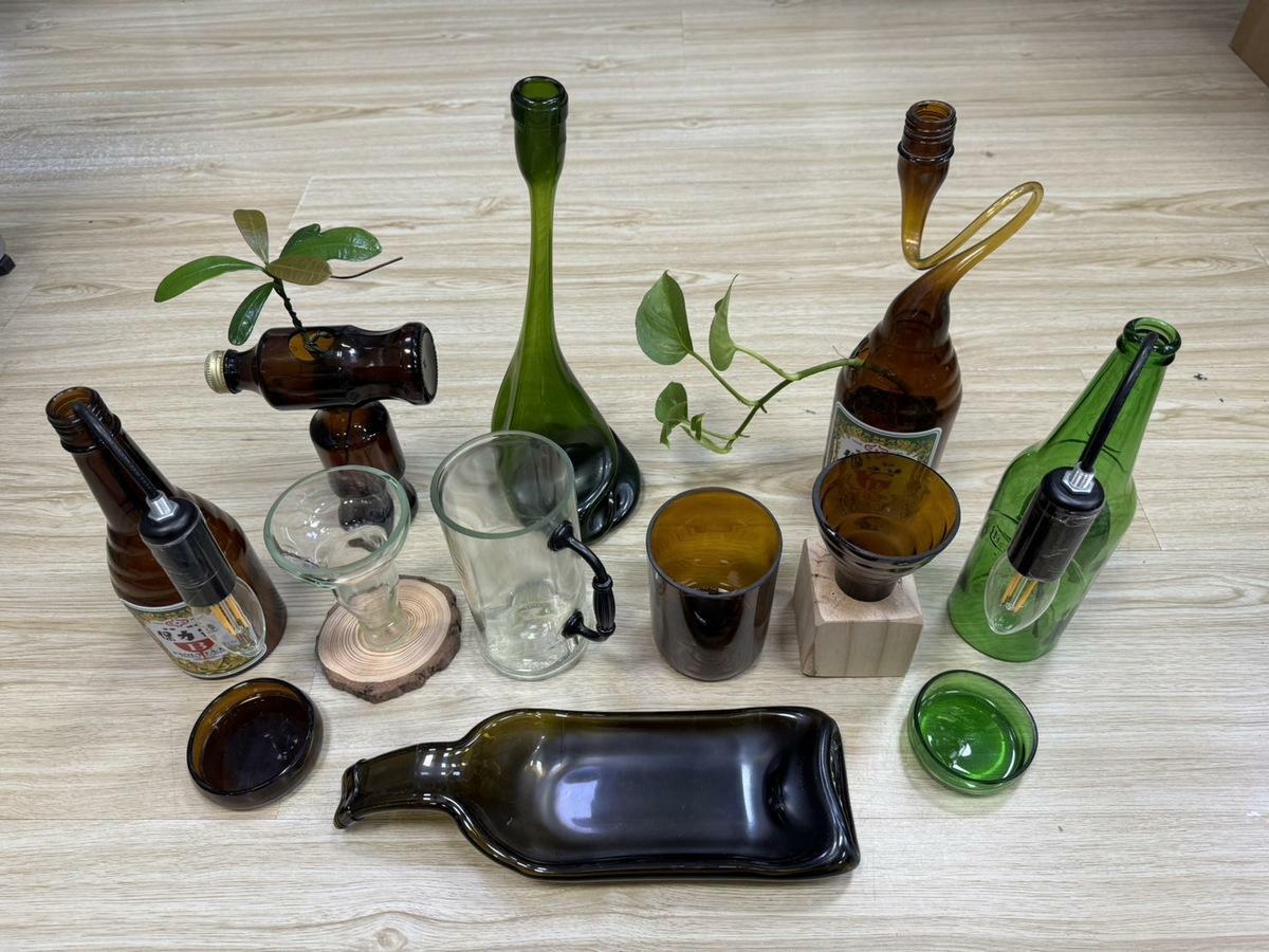 回收的玻璃瓶可製成環保文創作品，賦予廢物新生命，也為清理美麗的海岸線盡一分心力，展現愛護環境的行動力。 圖：李建豐提供