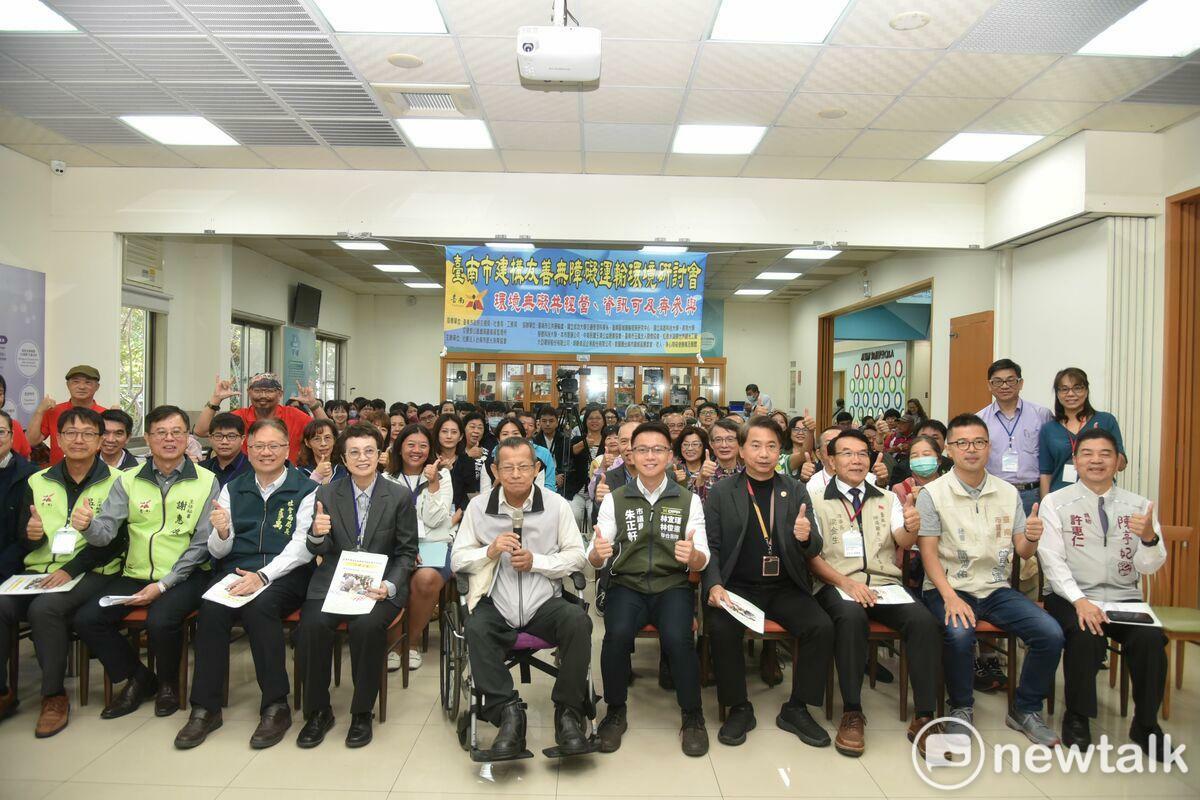 強化大台南公共運輸的友善搭乘環境成為重要議題，尤其老年人和身障乘客搭乘公車的服務需求更需要特別關注。目前無障礙服務仍存在改善空間，台南市慈光身障協會為此辦理「台南市建構友善無障礙運輸環境研討會」，推動大眾無障礙服務。 圖：黃博郎／攝