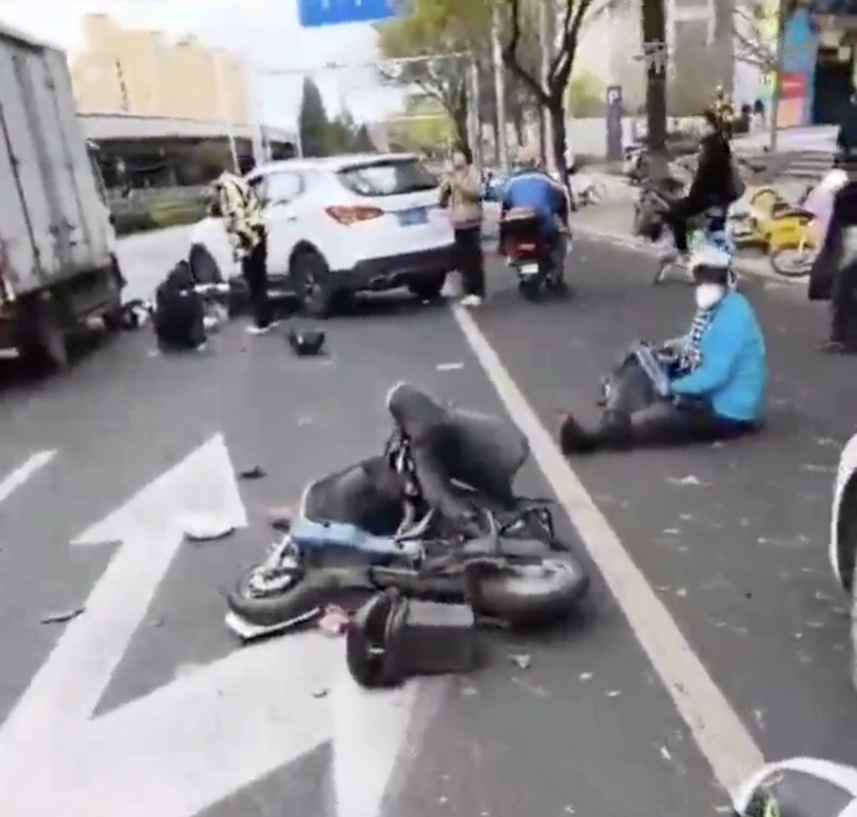 11 月 26 日北京豐台區，一汽車在馬路高速衝撞電動車和行人，現場一片狼藉。 圖：截自「 x 」@zhihui999