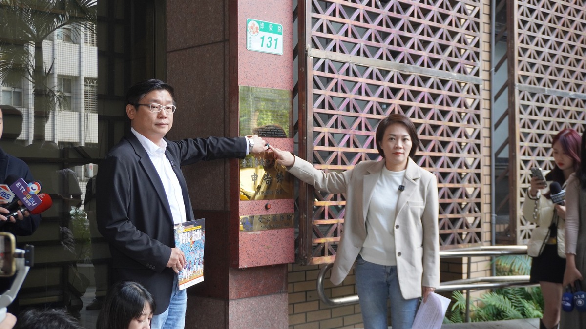 民進黨台北市議員簡舒培、陳賢蔚今（28日）至台北地檢署按鈴告發館長，觸犯《刑法》賭博、詐欺及《組織犯罪防制條例》，請檢察官進行調查。 圖：取自簡舒培臉書