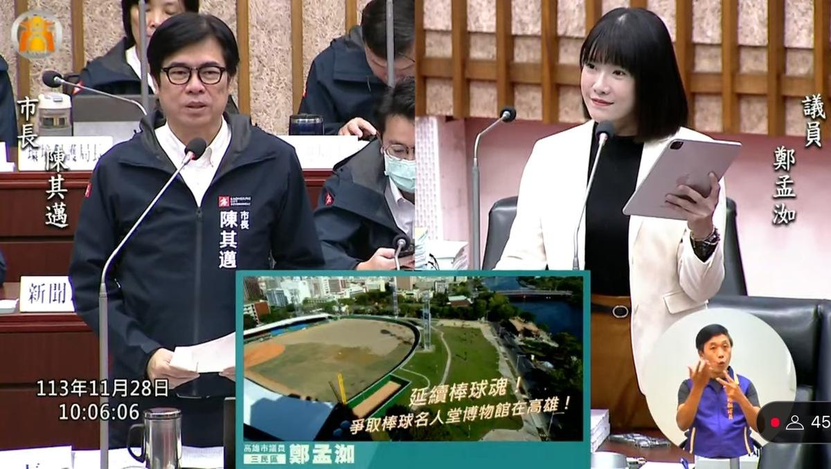 鄭孟洳(右)建議陳其邁(左)將立德棒球場改為台灣棒球名人堂博物館。 圖：鄭孟洳服務處提供