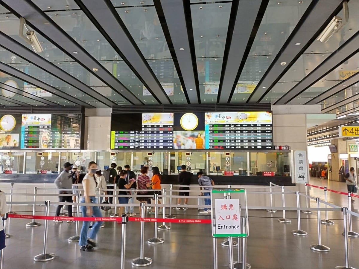 台鐵公司今日公布未來已購票但尚未取票的旅客，可直接至官網變更車次或票種，不用再親自到車站櫃台排隊辦理。 圖：翻攝自台鐵公司臉書
