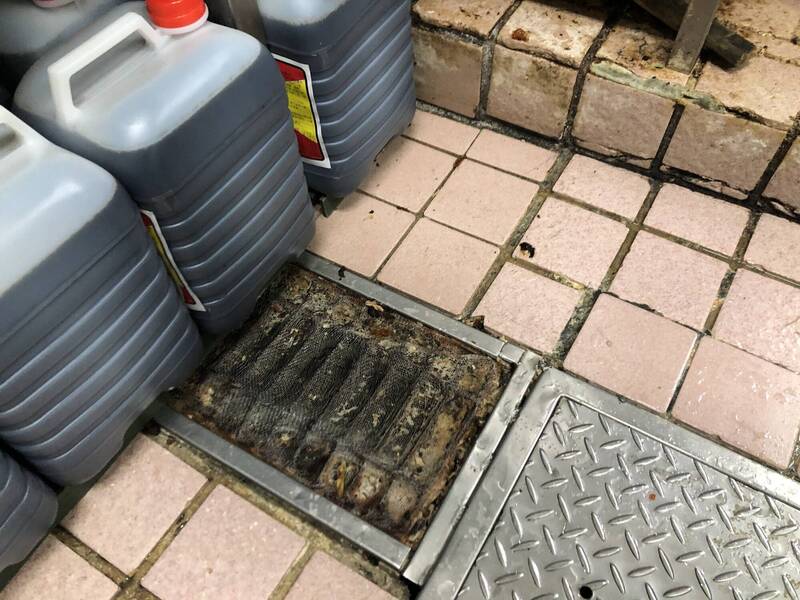 知名滷味店遭衛生局指出排水設施不潔。 圖：台北市政府衛生局／提供
